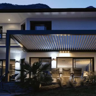 Pergola bioclimatique à lames de nuit
