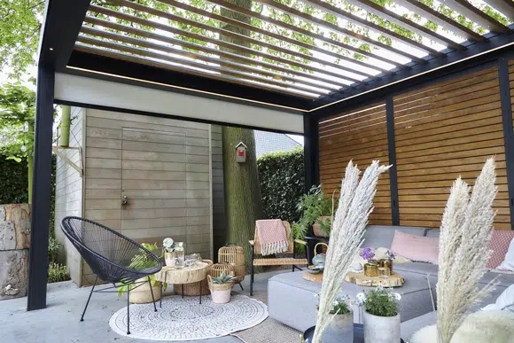 Pergola bioclimatique à lame orientable et décoration cocooning
