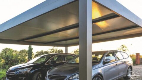 2 voitures sous un carport
