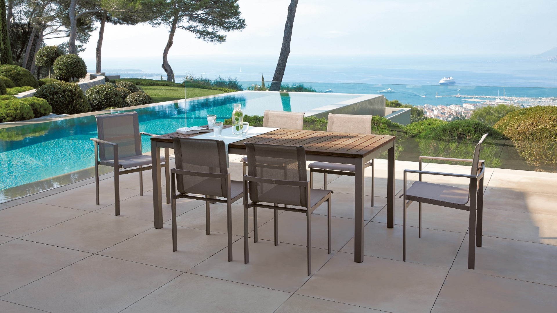 Mobilier table de jardin marron Linconyl