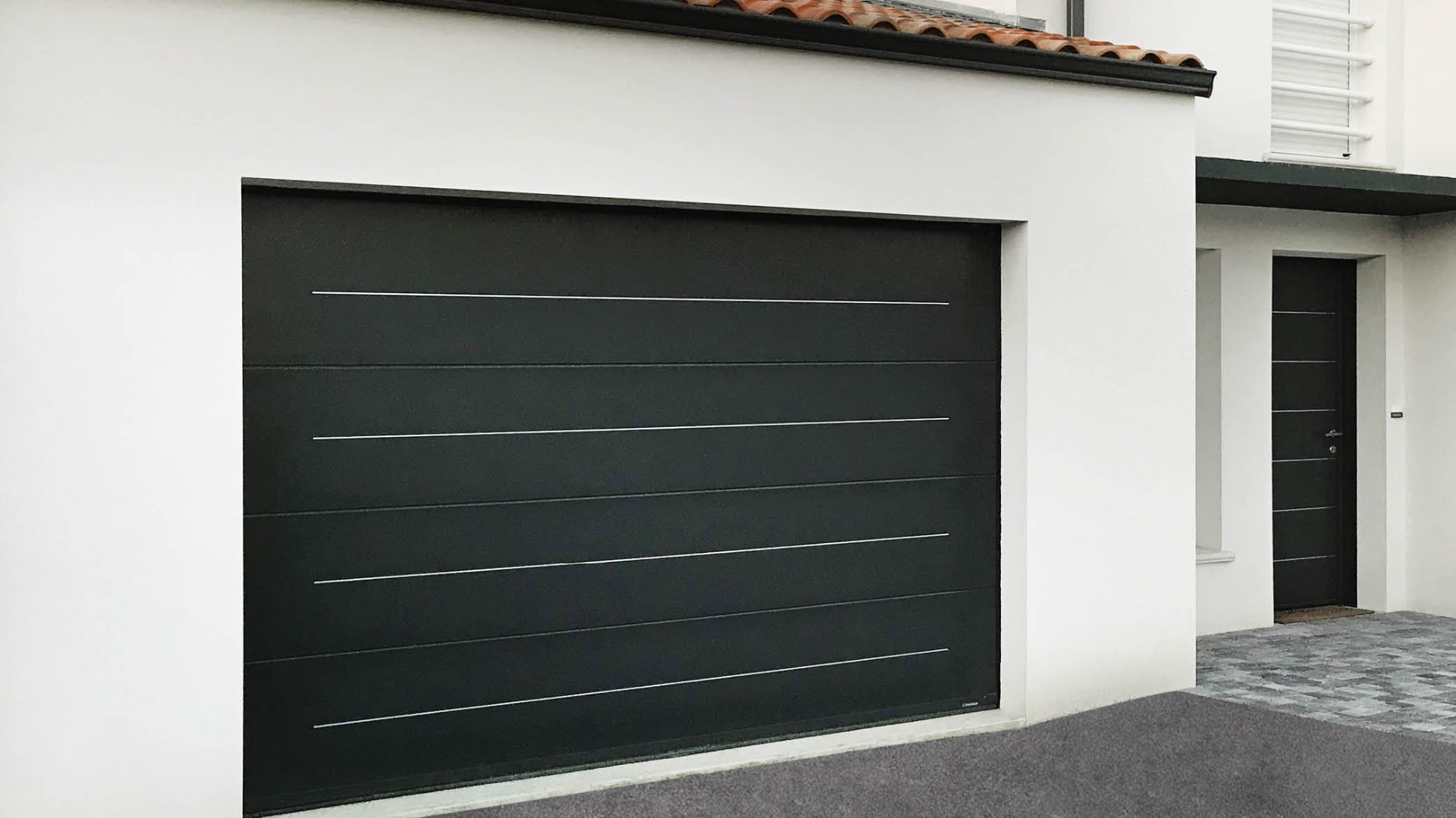 Porte de garage sectionnelle Linconyl noire