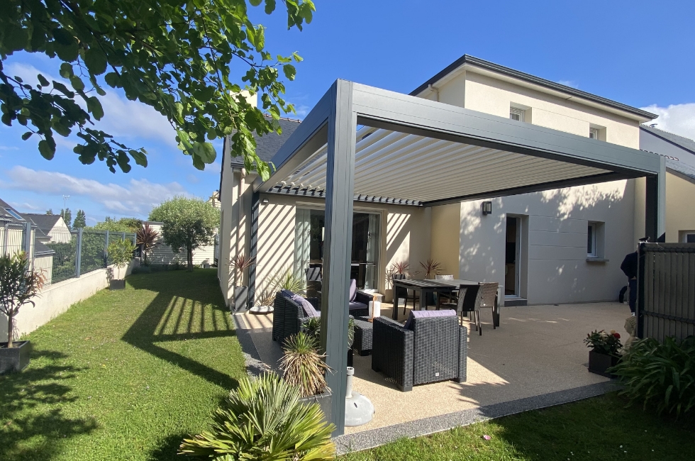 Réalisation d'une pergola bioclimatique à Pornichet par Stores Nantais