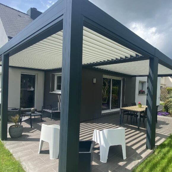 Réalisation d'une pergola bioclimatique à Rennes pour Monsieur et Madame Sylvain
