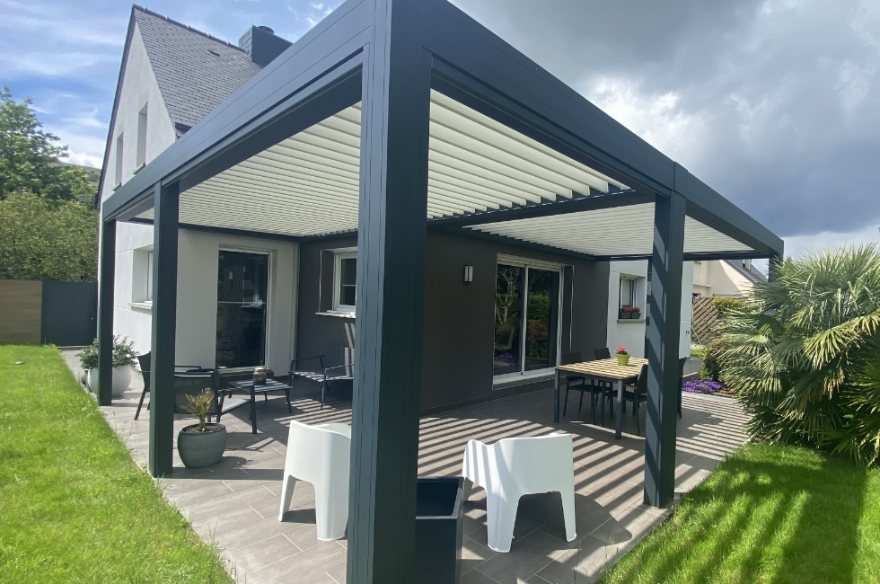Réalisation d'une pergola bioclimatique à Rennes pour Monsieur et Madame Sylvain