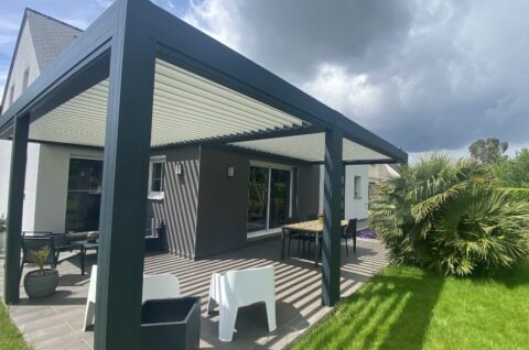 Réalisation d'une pergola bioclimatique à Rennes pour Monsieur et Madame Sylvain