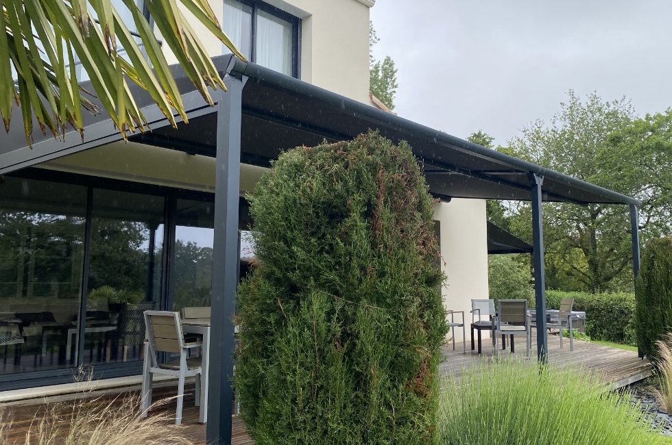 Réalisation d'une pergola corail en Vendée par Stores Vendée