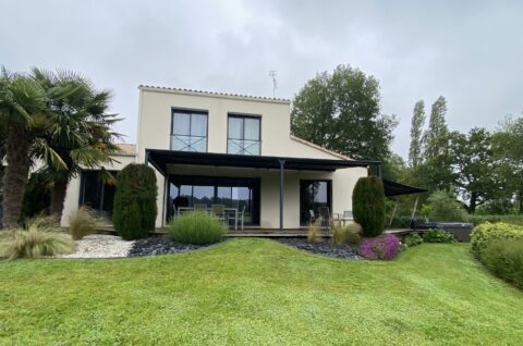 Réalisation d'une pergola corail en Vendée par Stores Vendée