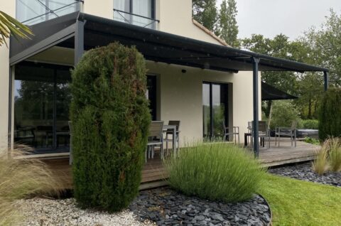 Réalisation d'une pergola corail en Vendée par Stores Vendée